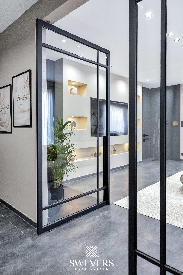 Stijlvol wonen op een ruim perceel met 4 slaapkamers en topafwerking foto 2