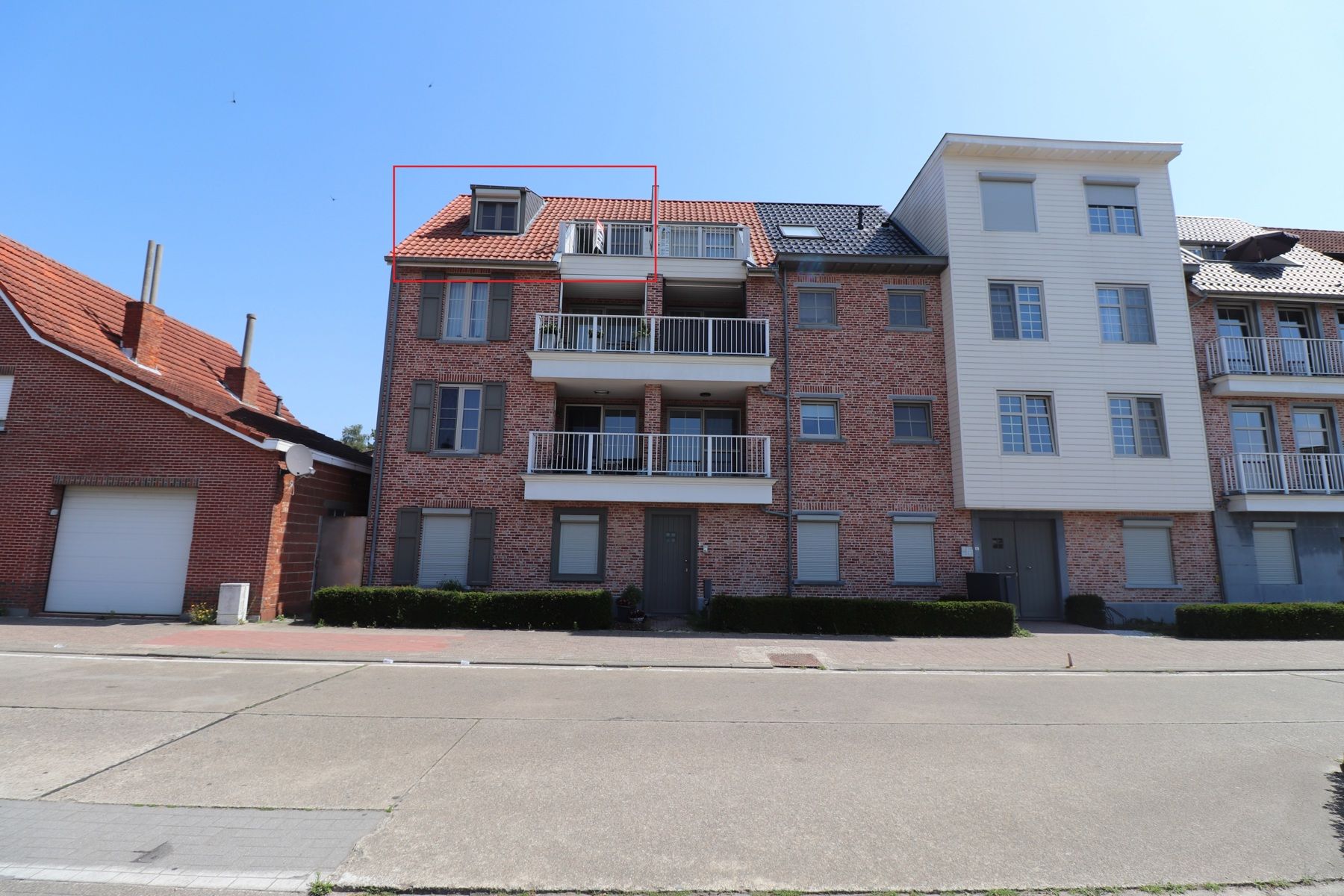 Een appartement op de derde verdieping links met 3 slaapkamers, terras en autostaanplaats. foto {{pictureIndex}}