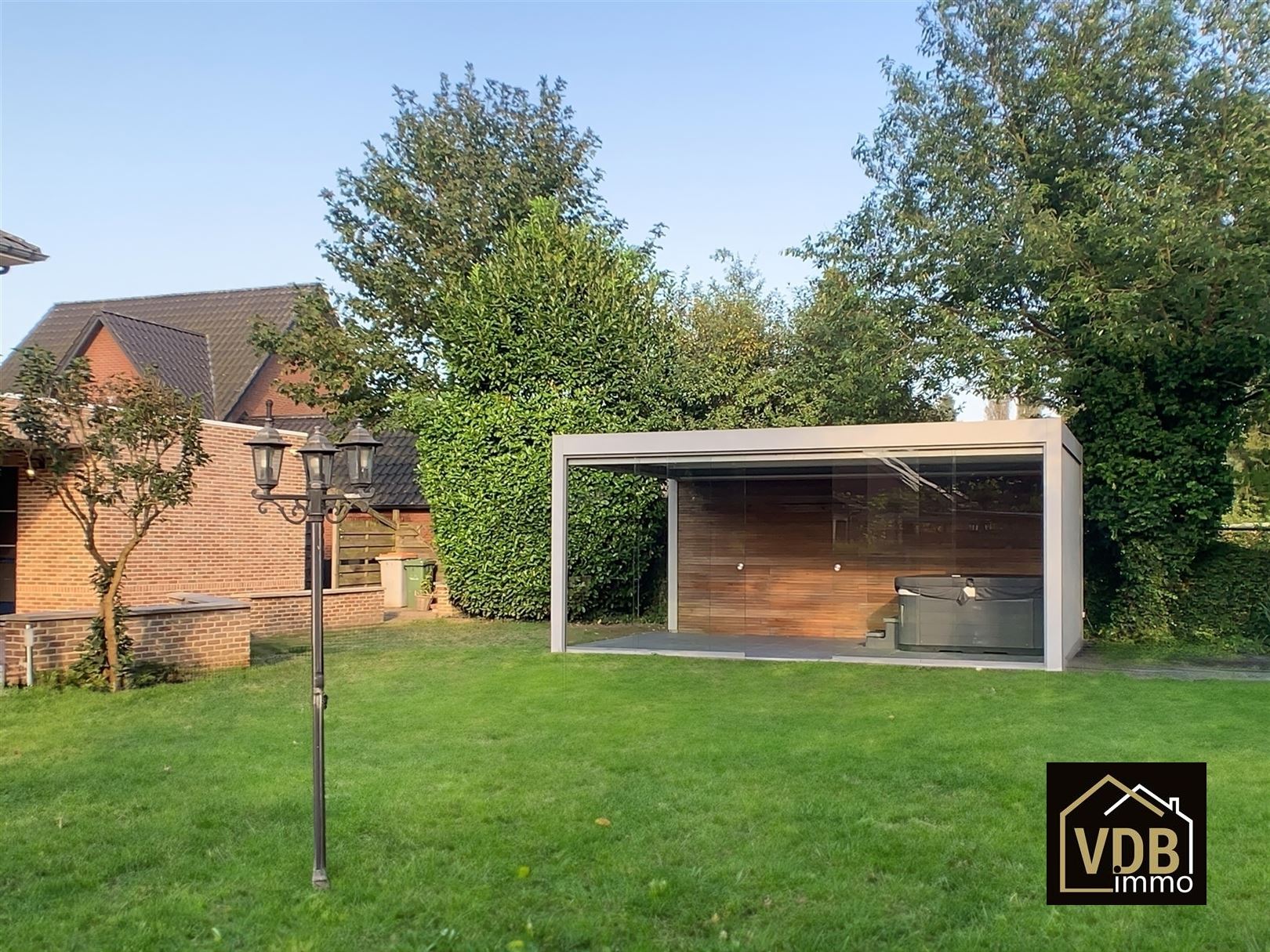 VILLA MET 4 - 5 SLAAPKAMERS - 2 BADKAMERS - 3 TOILETTEN - GARAGE - KELDER EN ZOLDER foto 47