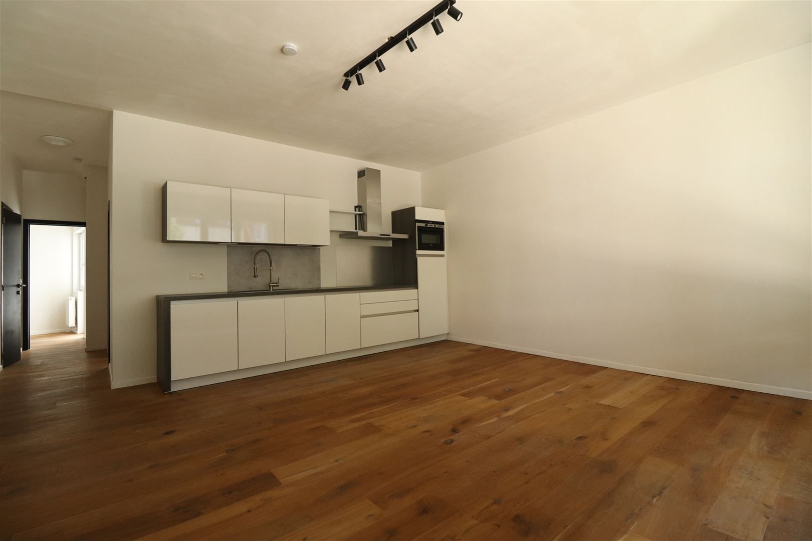 Gerenoveerd gelijkvloers appartement met terras foto 3