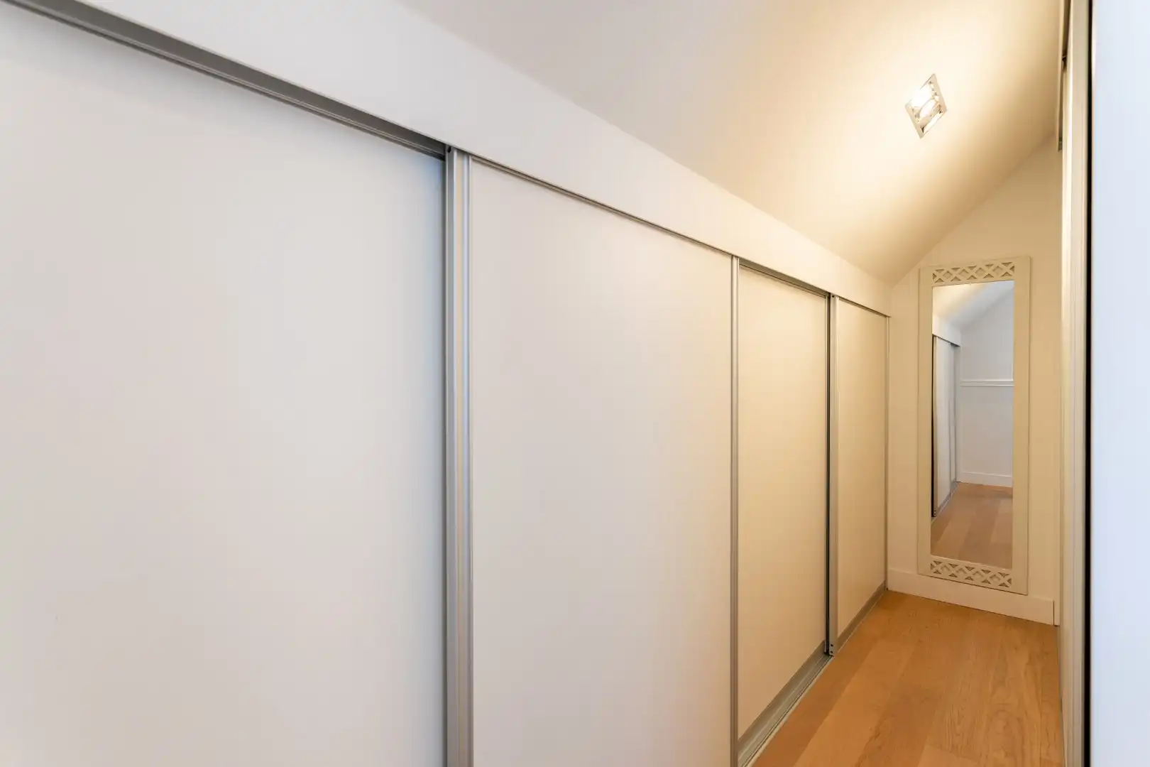 Instapklare villa met 3 slaapkamers, bureau, dubbele garage en verzorgde buitenruimte in Halle foto 27