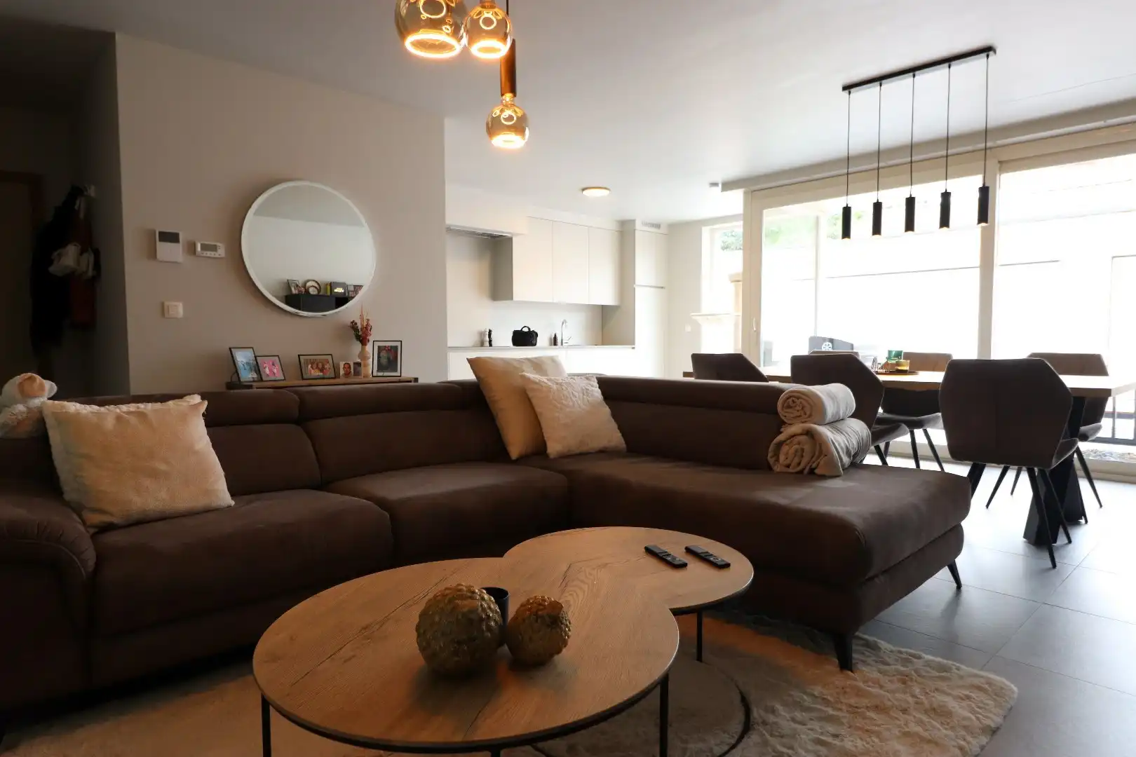 Gelijkvloers appartement met aanpalende garage & terras  foto {{pictureIndex}}