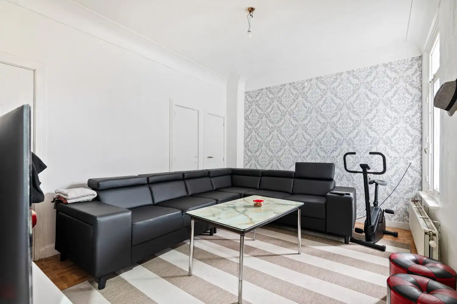 Opbrengsteigendom met een groot magazijn en 3 appartementen te koop! foto 23