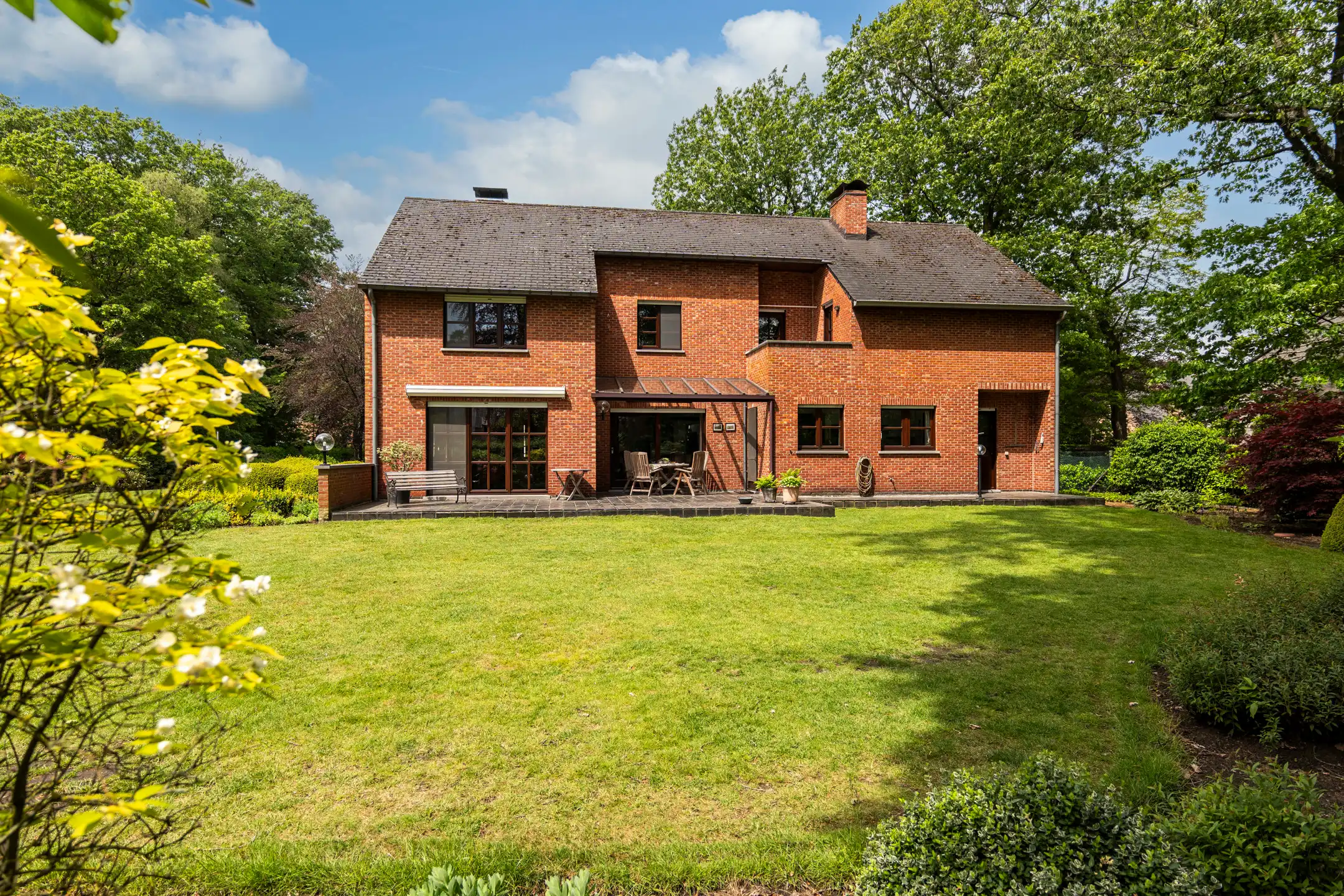 Ruime gezinswoning op prachtig perceel van ca. 1.972 m² foto {{pictureIndex}}