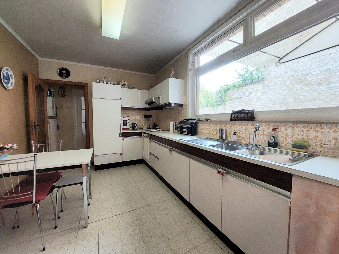 Ruime woning met garage en tuin foto 4
