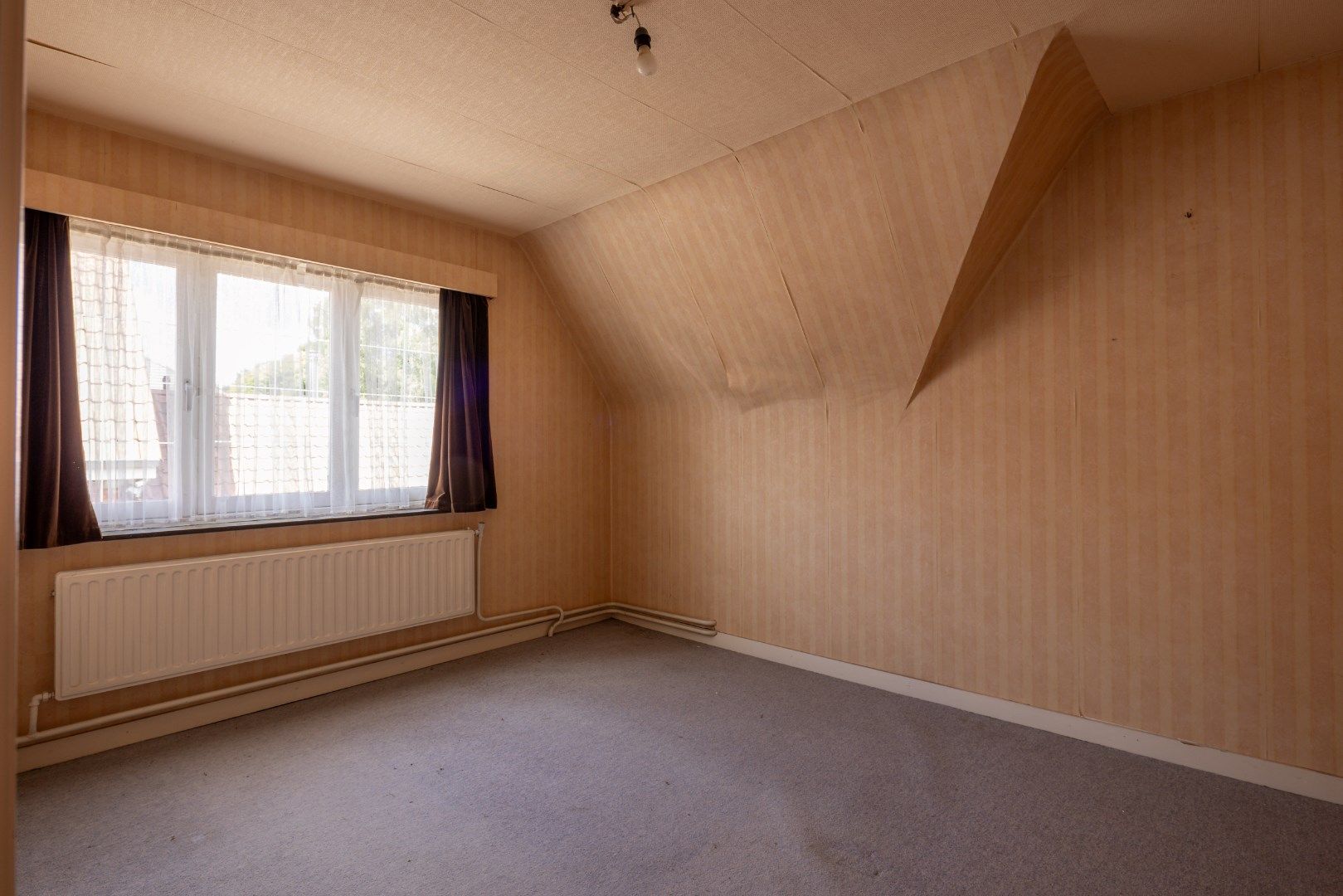 Deze ruime, te renoveren woning wordt verkocht. foto 27