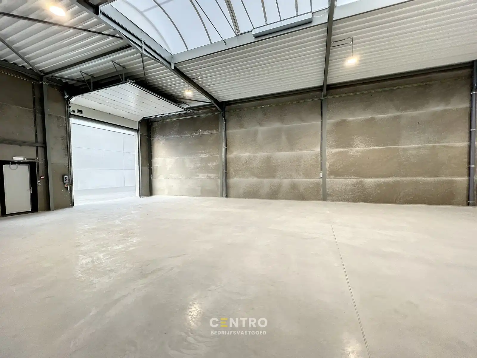 NB MAGAZIJN (312m2), voorzien van sectionaalpoort, deur, raam (voor kantoor) en 2 private parkeerplaatsen op industriezone te Waregem. foto 3
