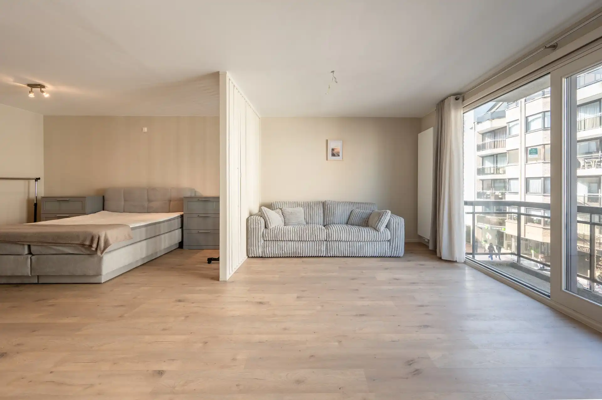 Ongemeubeld: vernieuwde studio op de Lippenslaan! foto 3