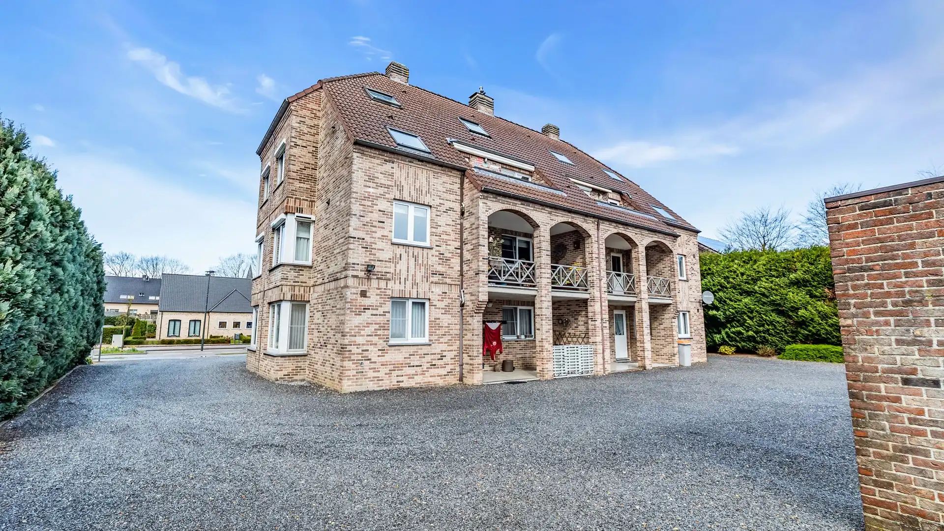 Gerenoveerd en lichtrijk appartement met 2 slkprs in As foto 20