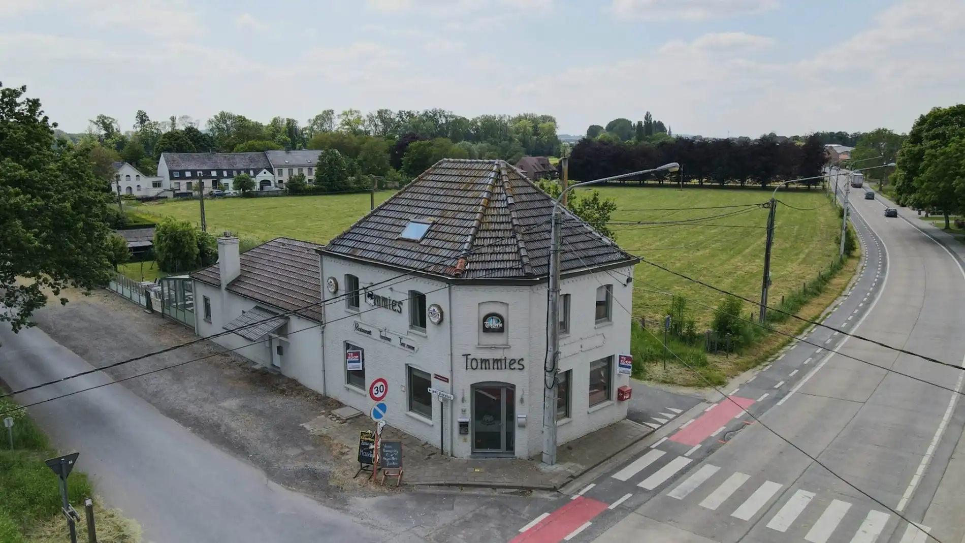 RESTAURANT + WONING MET TUIN EN GARAGE foto {{pictureIndex}}