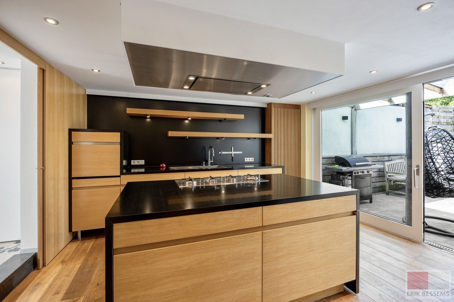 Licht op te frissen woning met drie slaapkamers, gelegen in een gezellige woonomgeving. foto 14