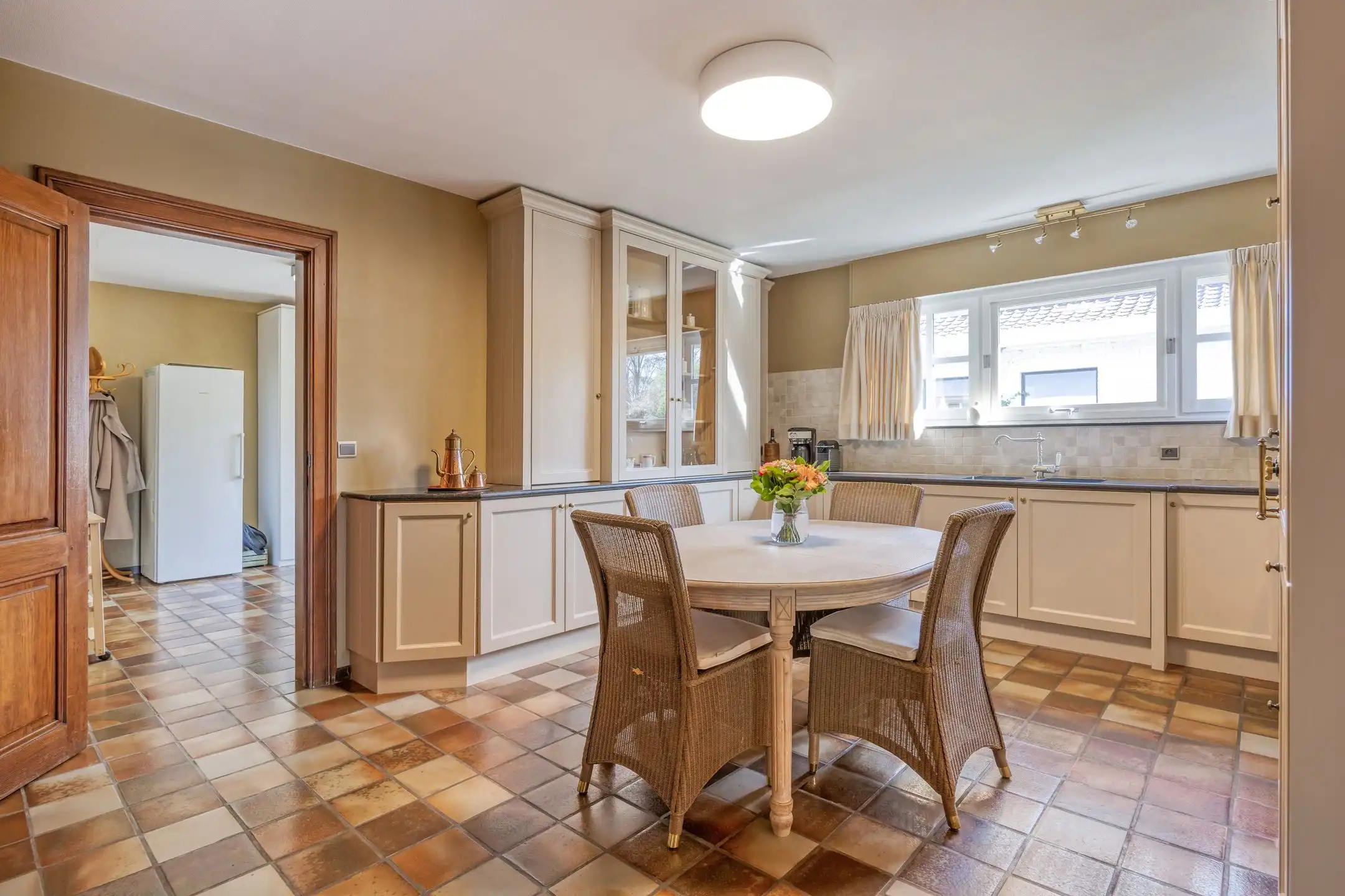 Karaktervolle villa: verwarmd zwembad & praktijkruimte foto 8