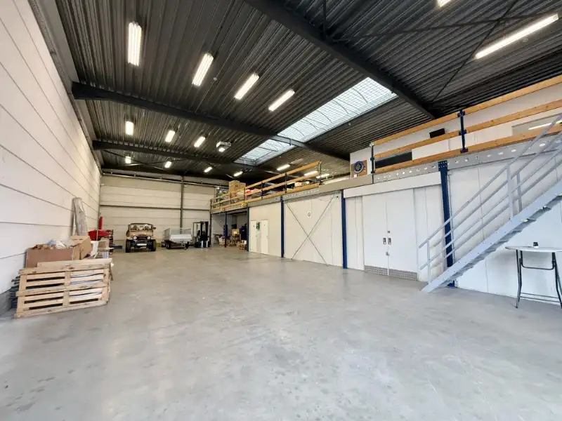 Magazijn met showroom te huur foto 5