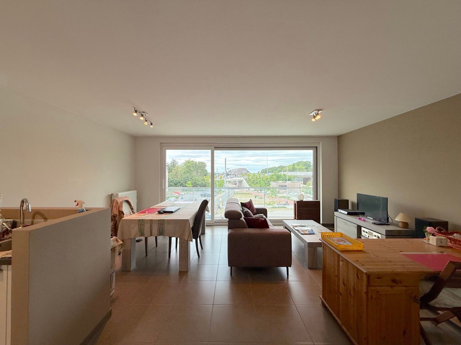 Instapklaar appartement met 2 slaapkamers en terras foto 3