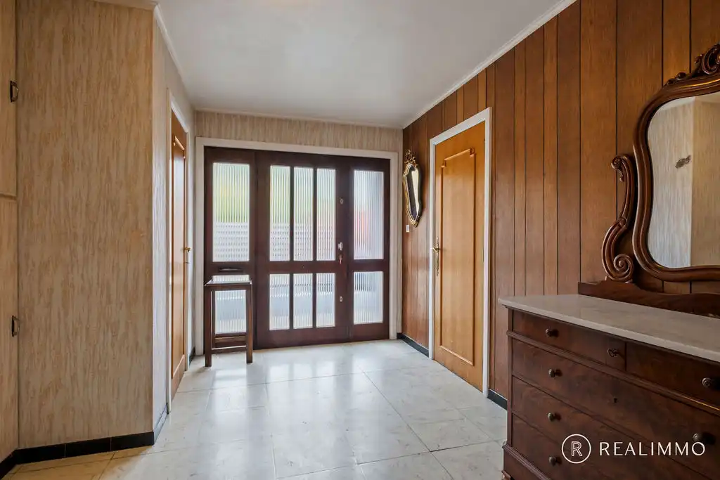 Stevige te renoveren woning in hartje Zwevegem! foto 3