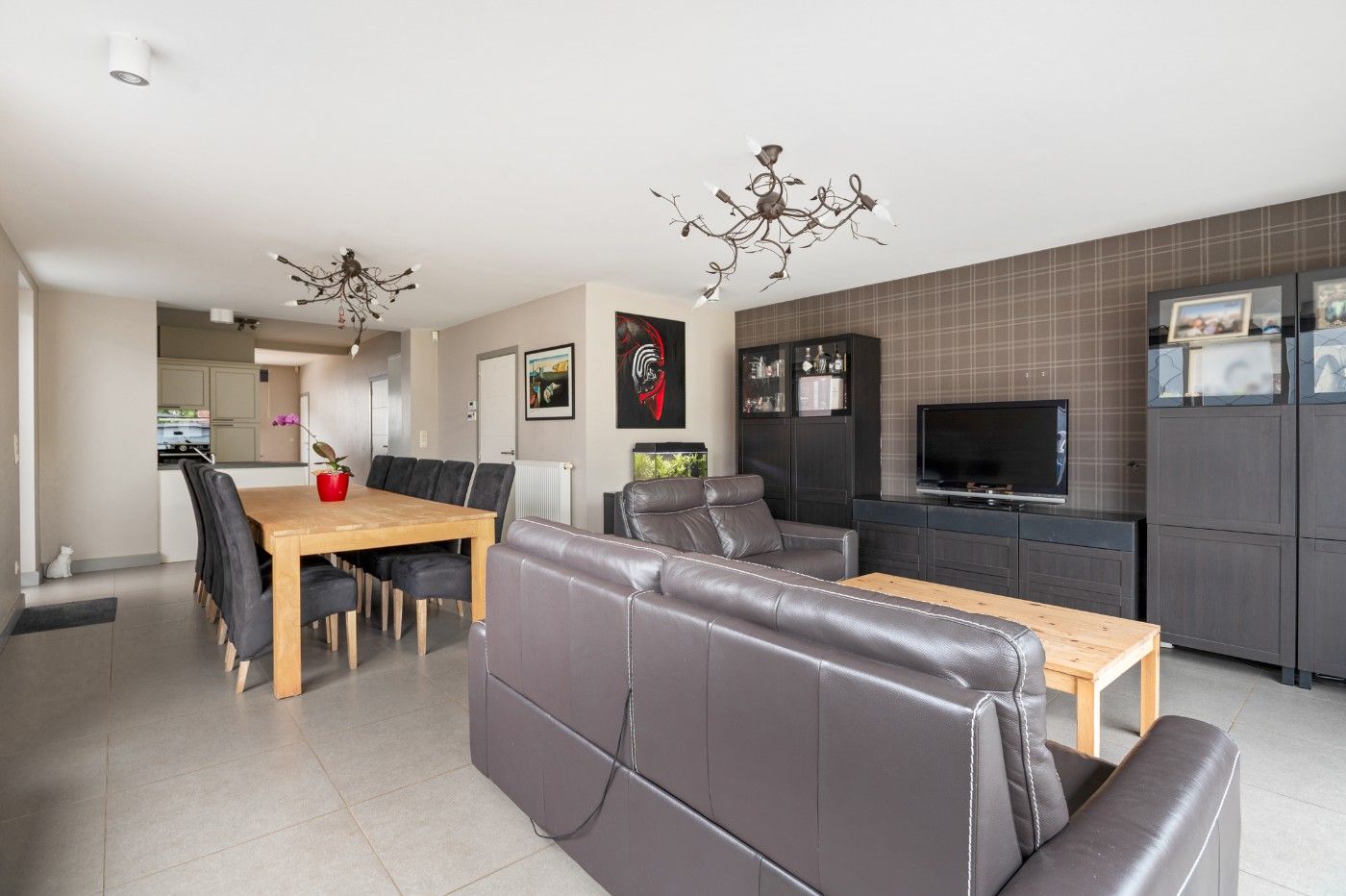 Vrijstaande woning met 3 slpk., brede oprit en tuin foto 4