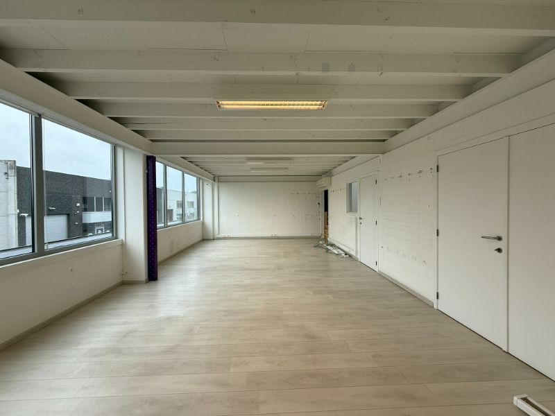 Modern bedrijfsgebouw met magazijn en kantoren foto 16