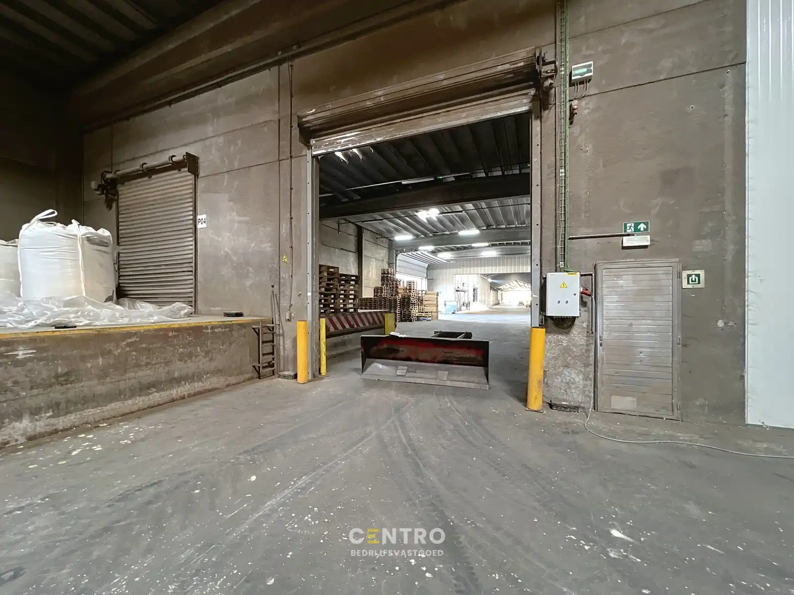 Magazijn van 600m² met laadkade TE HUUR , te Kerkhove (Avelgem). foto 5