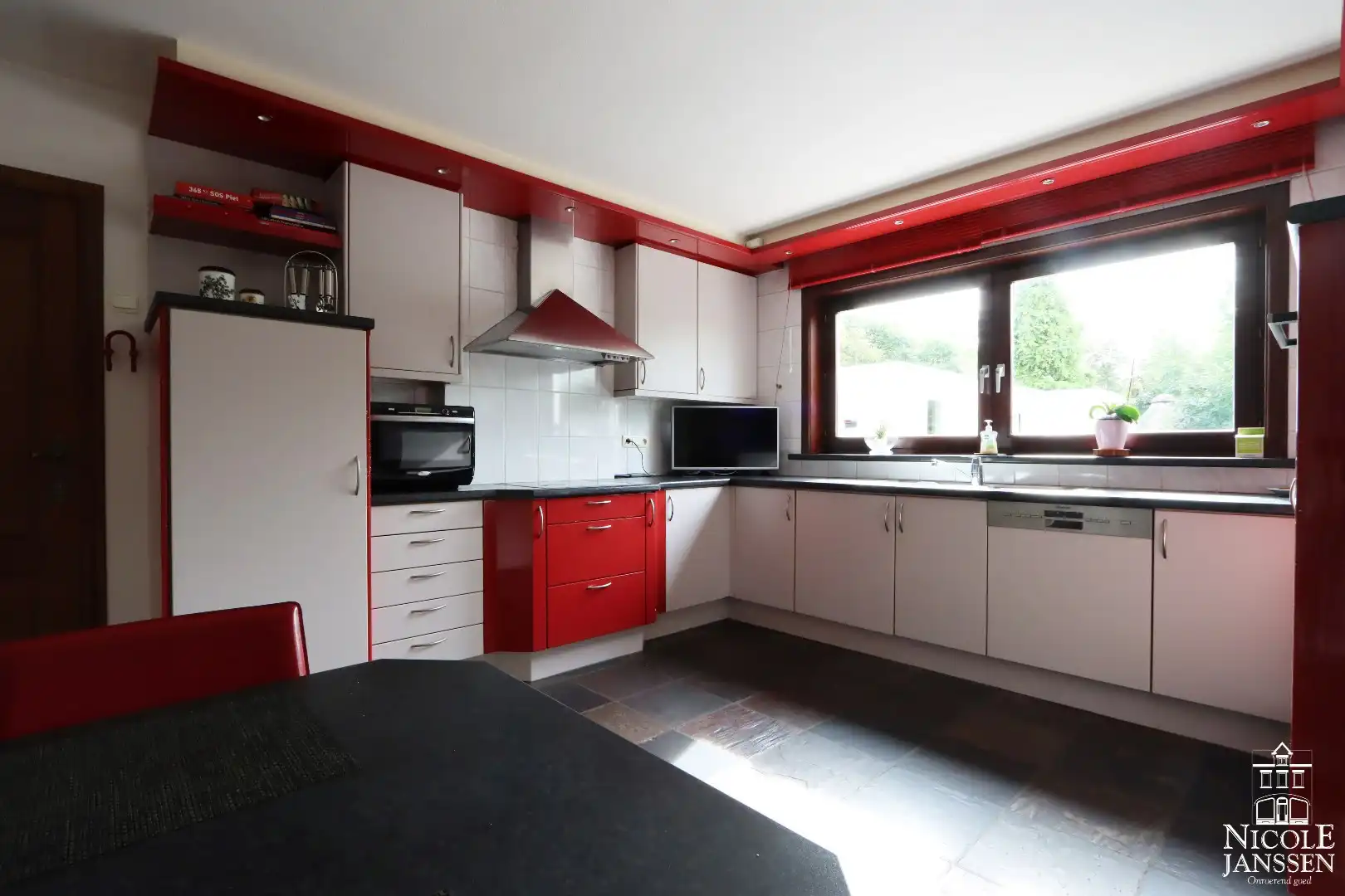 Goed onderhouden gezinswoning met diepe tuin met zwembad foto 9