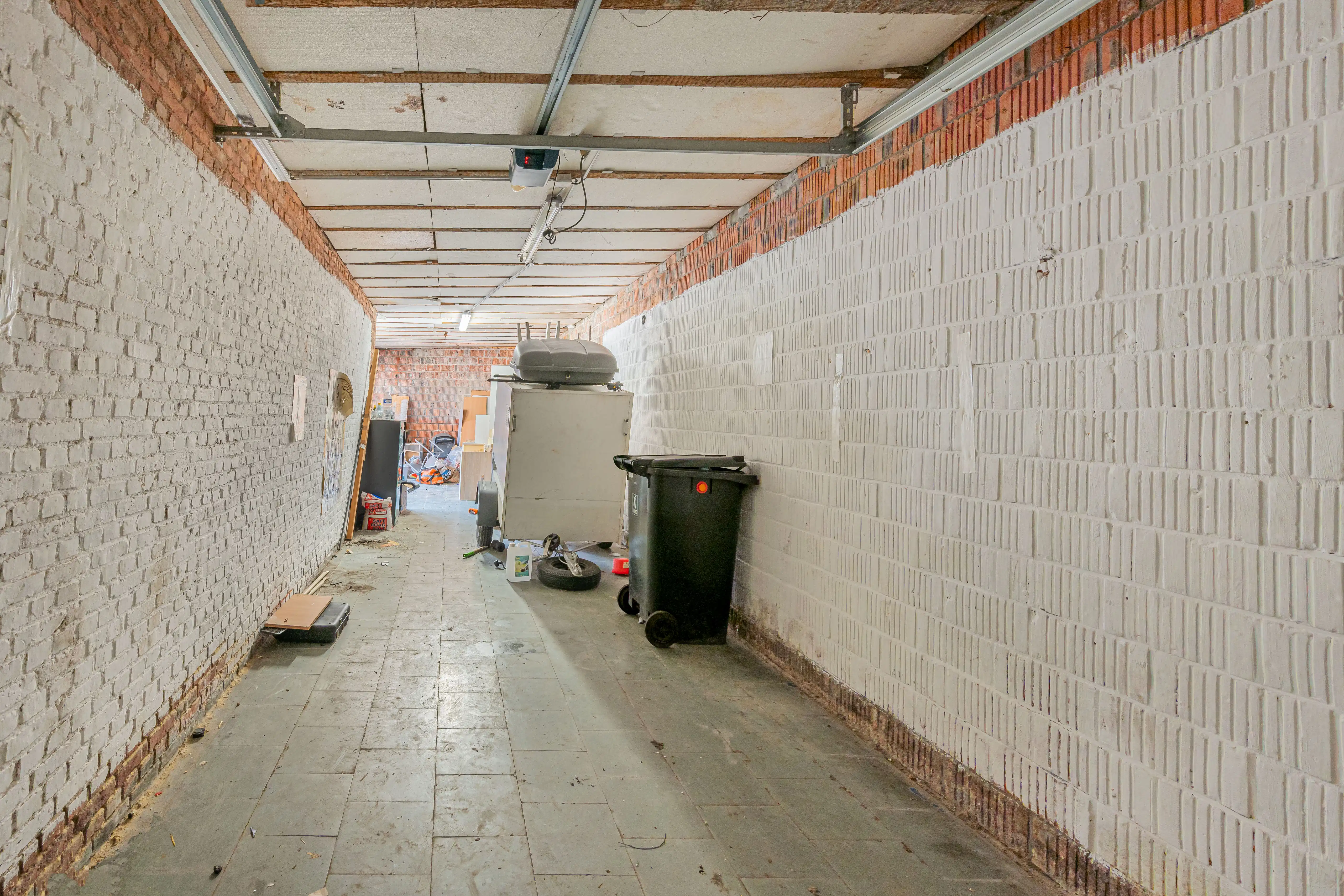 Ruime te renoveren gezinswoning met garage. foto 25
