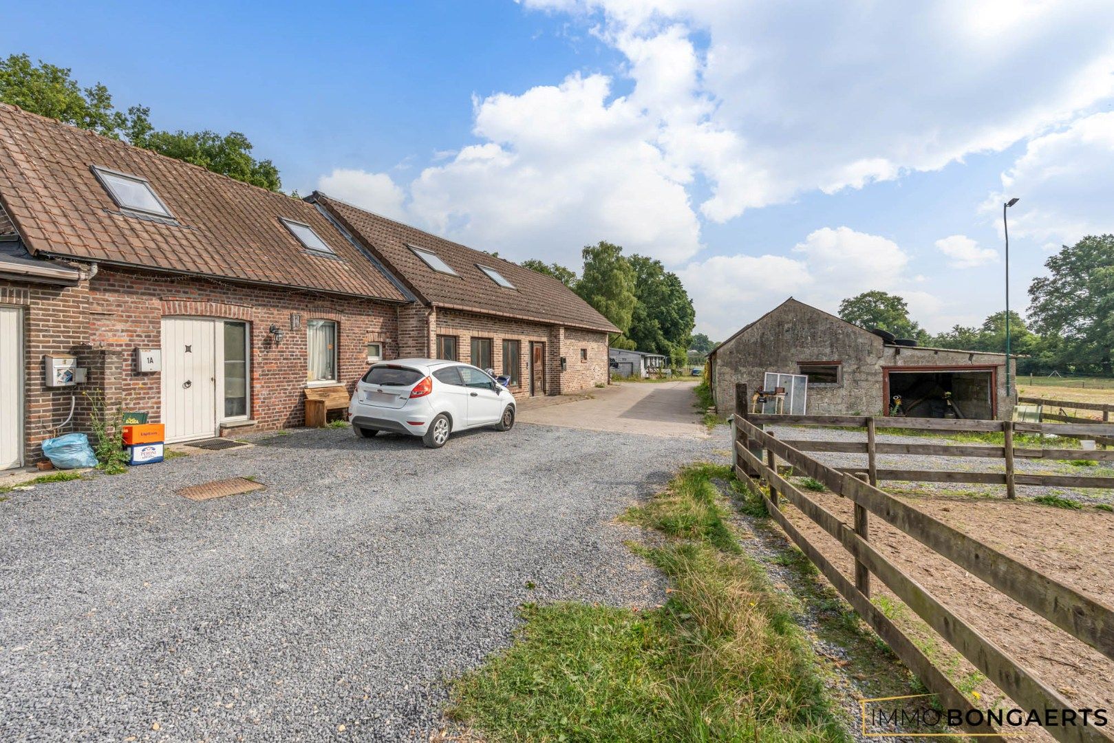 Rustig gelegen te renoveren woning op een uitzonderlijk perceel foto 2