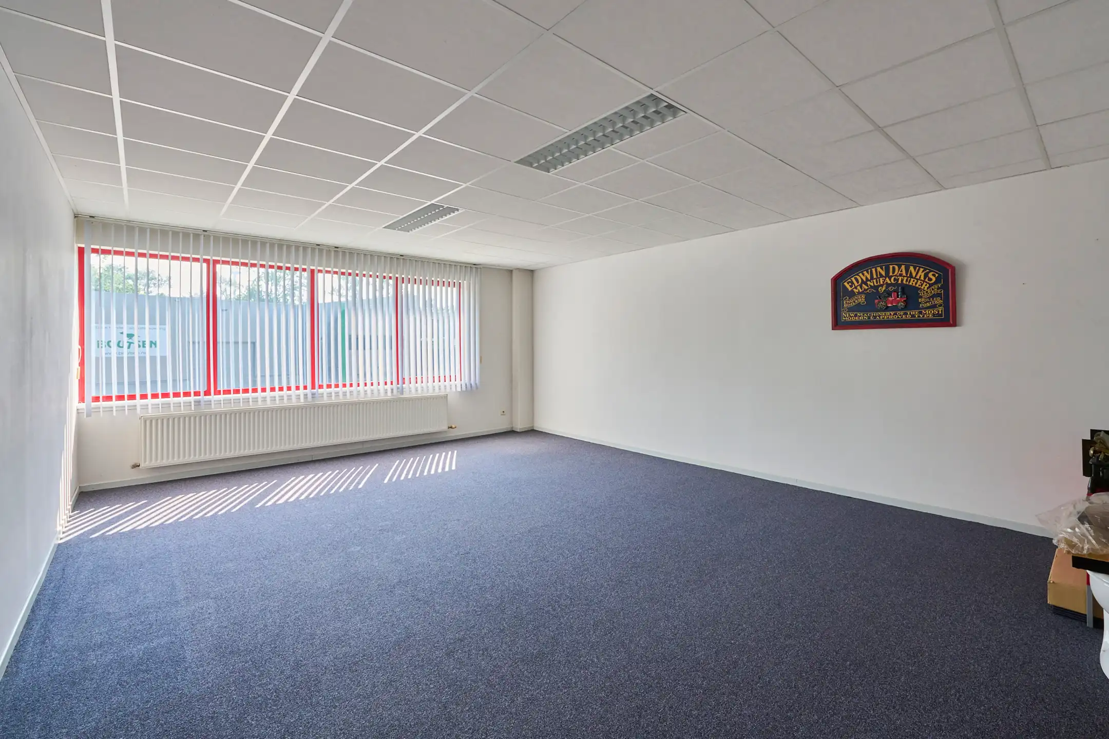  TE HUUR- HAL & KANTOOR in topconditie foto 24