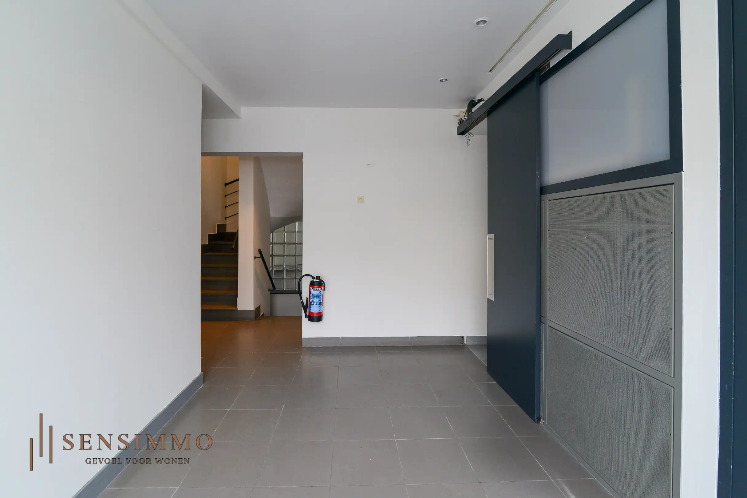 Commerciële handelspand met bovenliggend appartement in hartje Maasmechelen foto 10