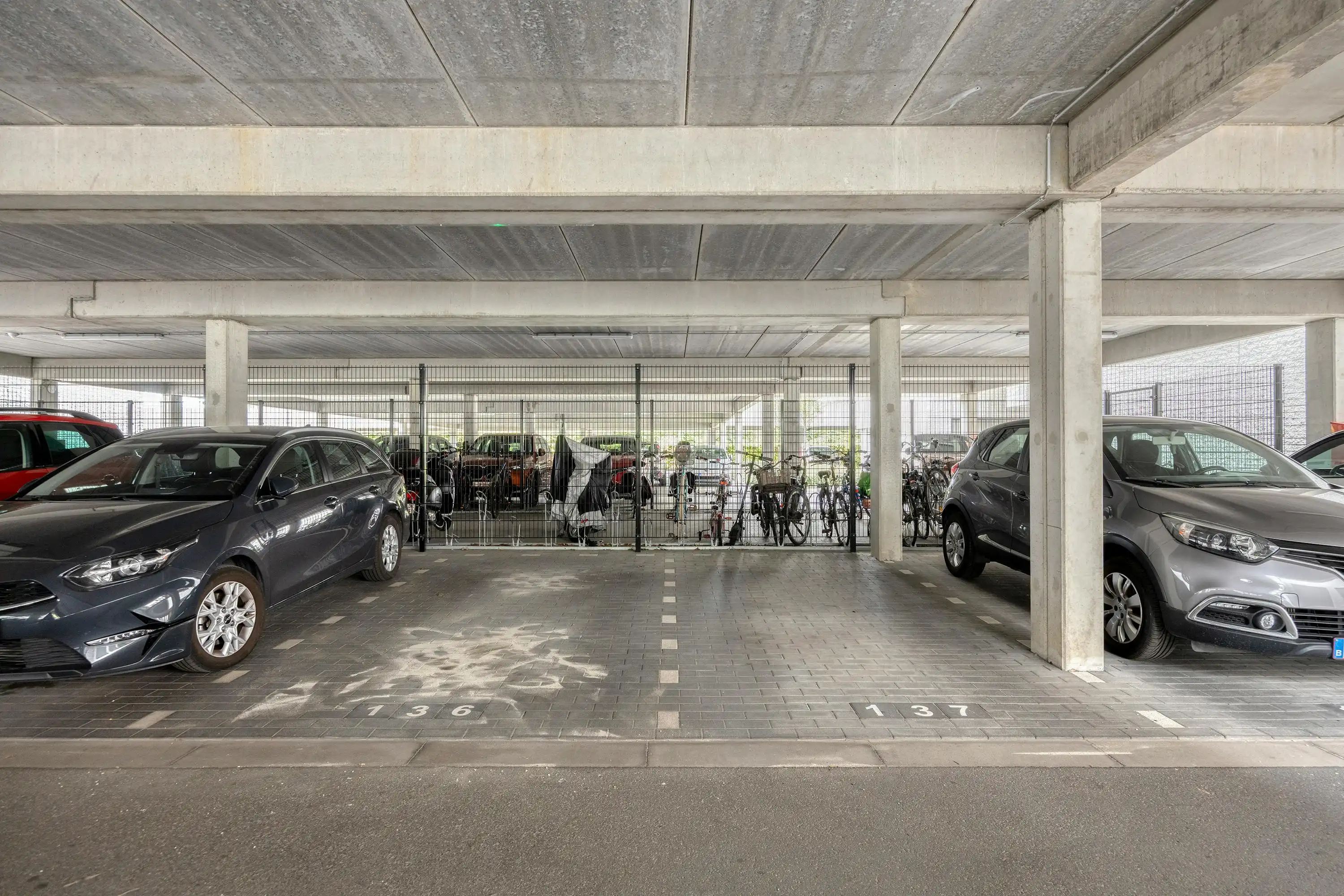 Uniek appartement met terras en parkings te koop in Hemiksem foto 26