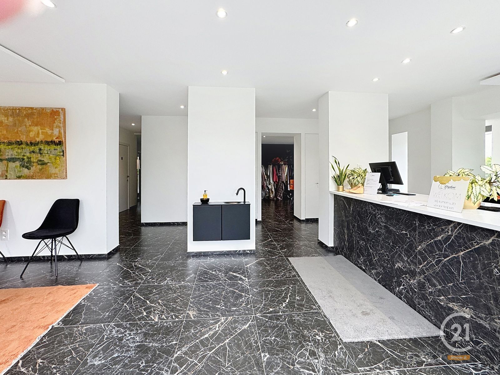 Volledig gerenoveerd handeshuis met woonst op toplocatie! foto 3