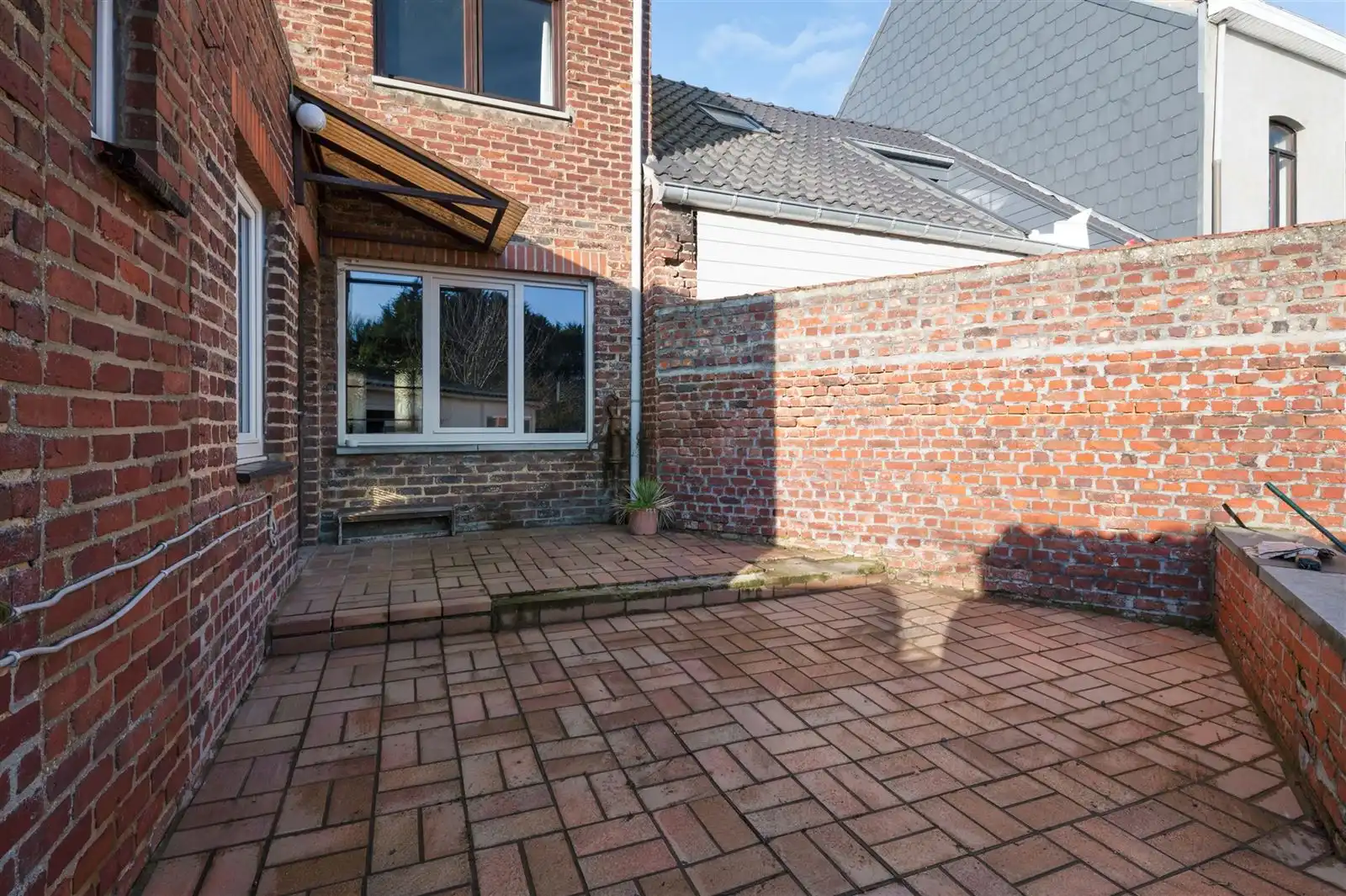 Deels te renoveren gezinswoning met garage en tuin foto 10
