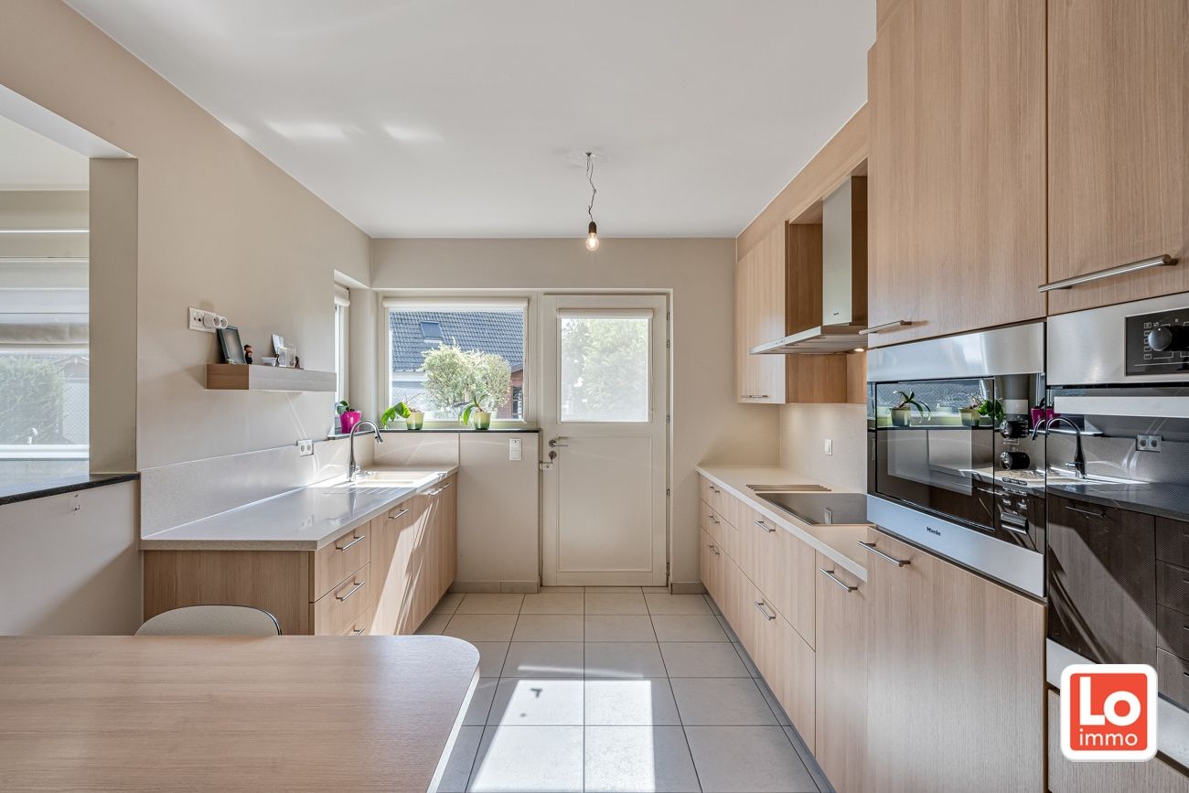 Instapklare en energiezuinige halfopen woning met inpandige garage op een rustige ligging en toch op wandelafstand van het centrum van Lochristi en de groene wandelregio rond de Rozelaredreef/Kasteeldreef! foto 7
