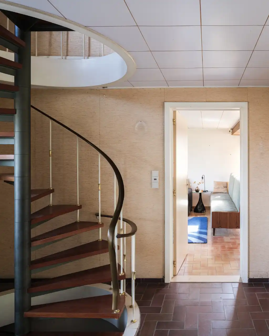 Mid-century modern villa met vier slaapkamers, verdeeld over drie niveaus, gelegen op een groen perceel in Lievegem. foto 7