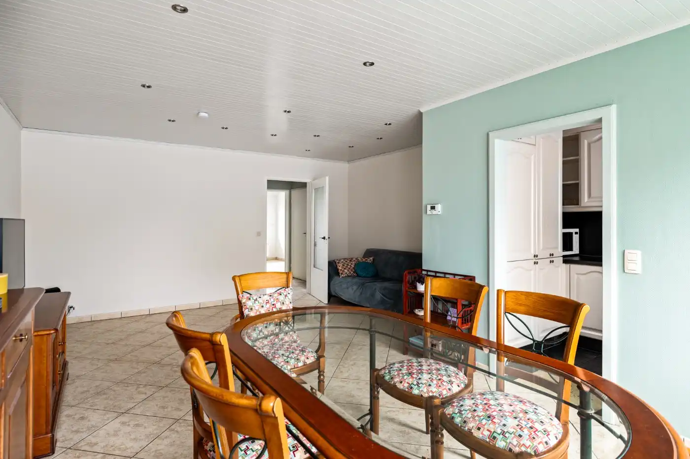 Keurig gelijkvloers appt. met 2 slpk., terras, voortuintje en garagebox foto 5