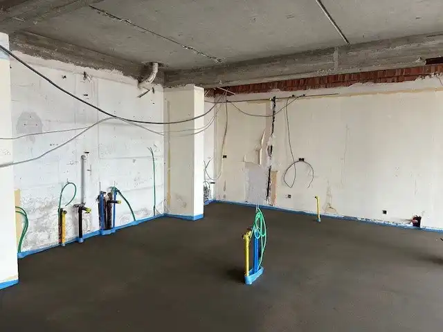 Handelspand  op topligging  .  Strandplein.   Ruim 200 m2  .       Tegen 1 juni volledig nieuw afgewerkt.   Zowel te koop of te huur.   foto 6