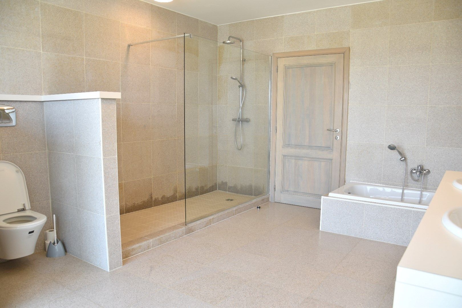 Ruim en recent appartement op rustige ligging foto 11