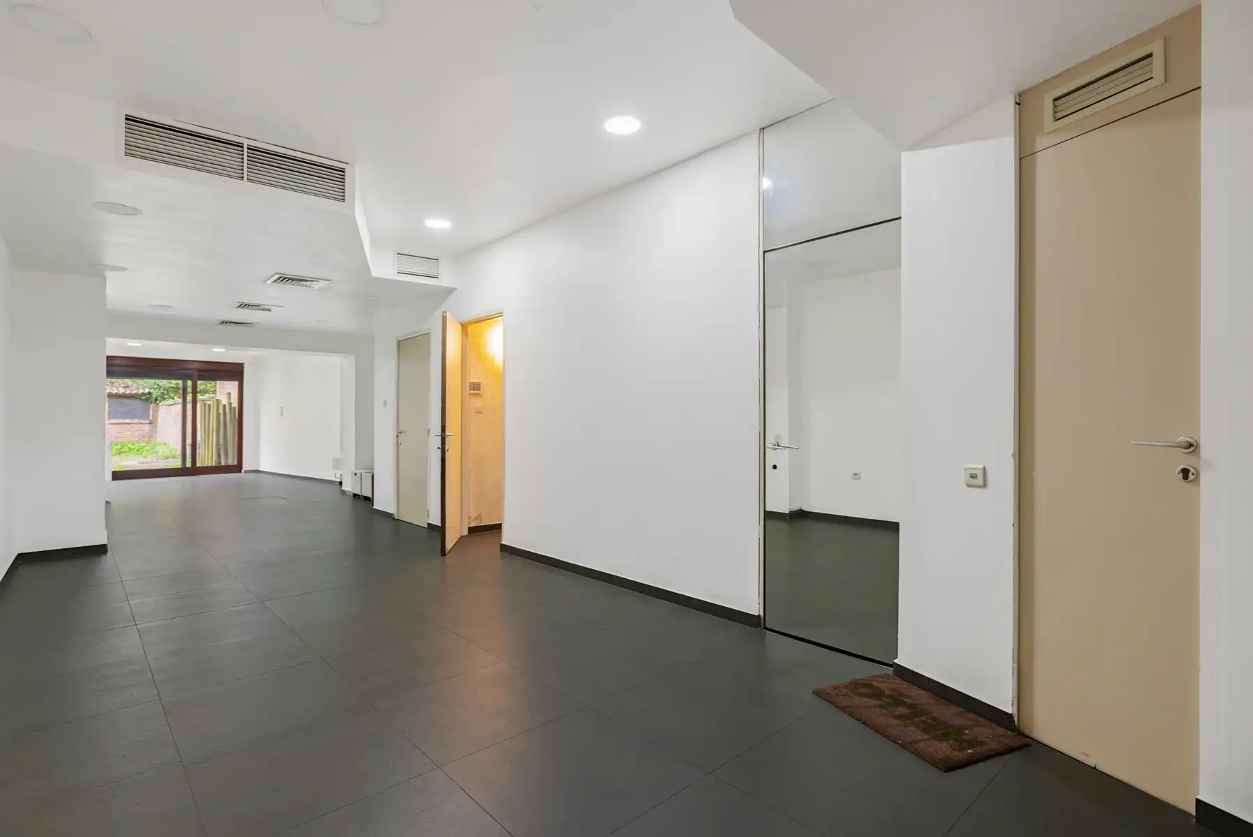 Uniek handelspand mét gerenoveerde woonst in het hart van Boom foto 31