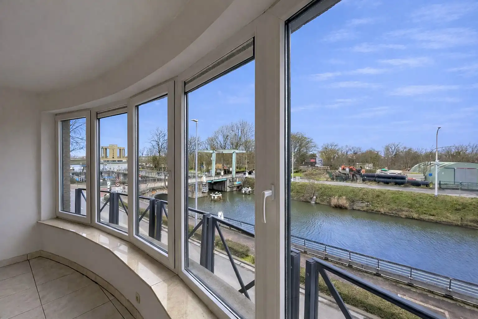 Appartement met 2 slaapkamers aan de waterlijn van Nieuwpoort-stad. foto 4