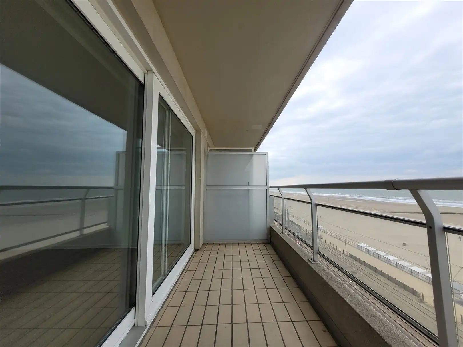 Ongemeubeld appartement met 1 slaapkamer en slaaphoek foto 3