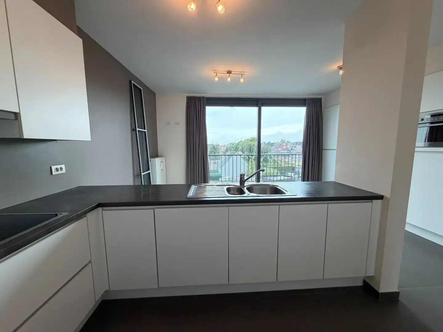 Uiterst ruim appartement (119m²)  met twee slaapkamers op de markt van Houthulst foto 7