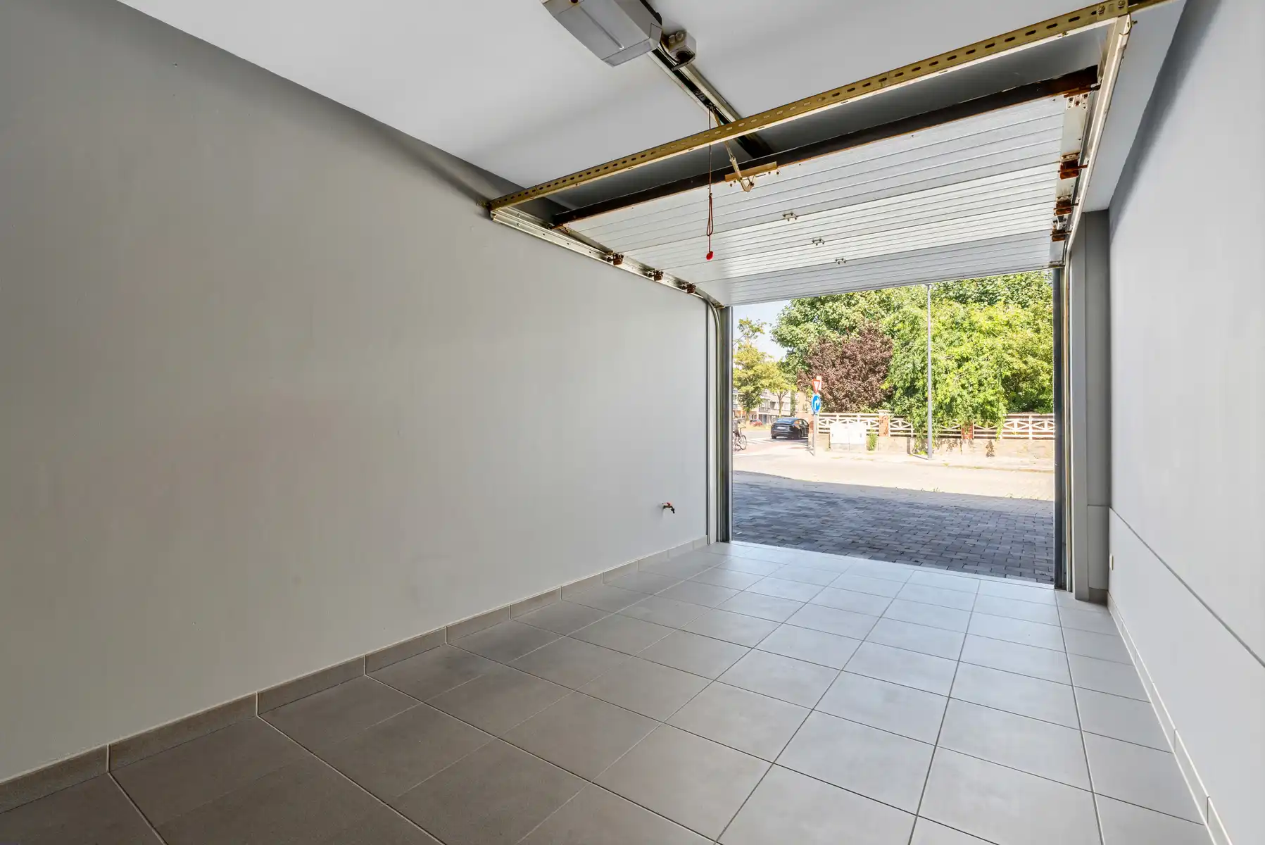 Instapklaar gelijkvloers appartement met tuin en garage foto 14