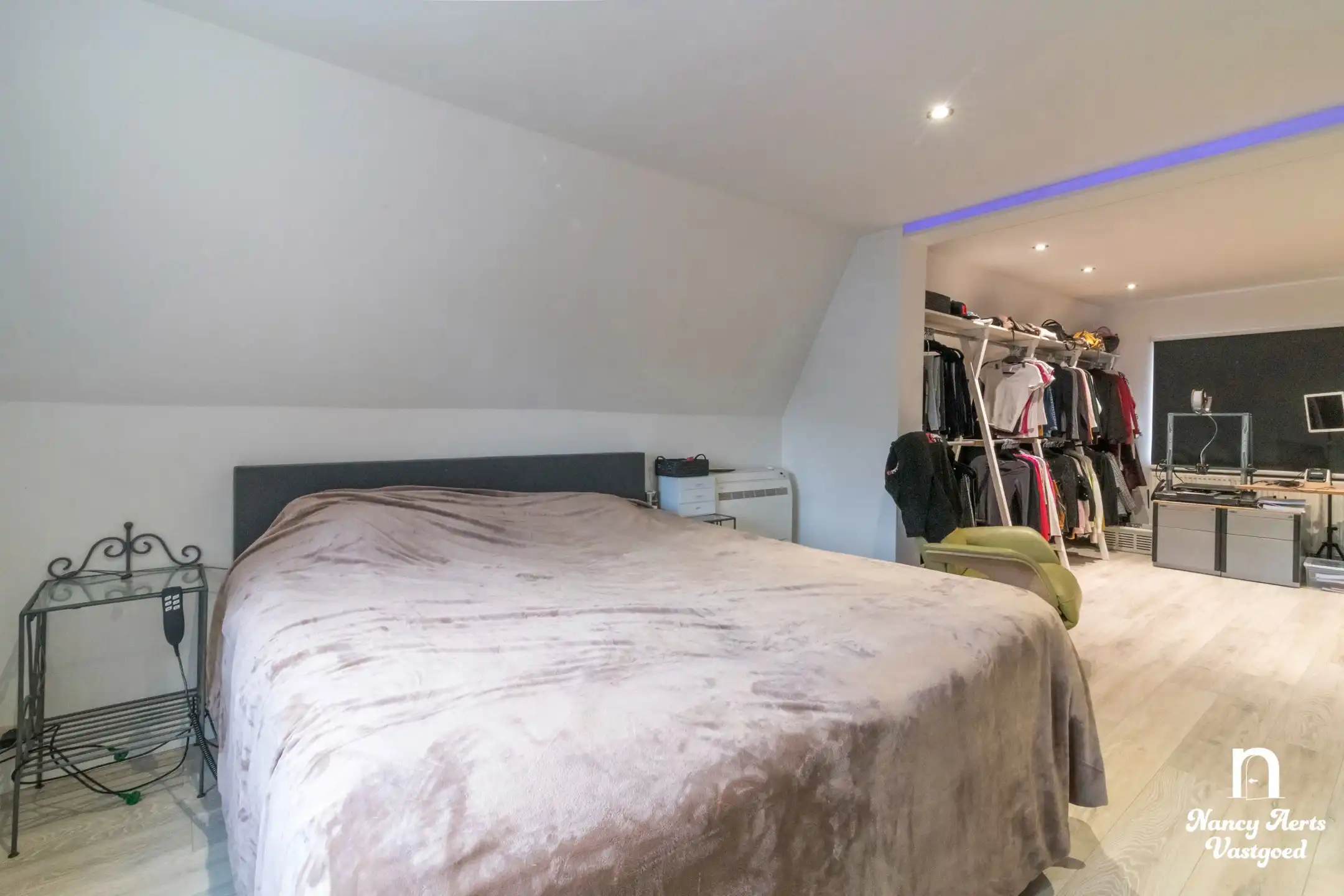 Veelzijdige woning met royale ruimtes en zwembad foto 35
