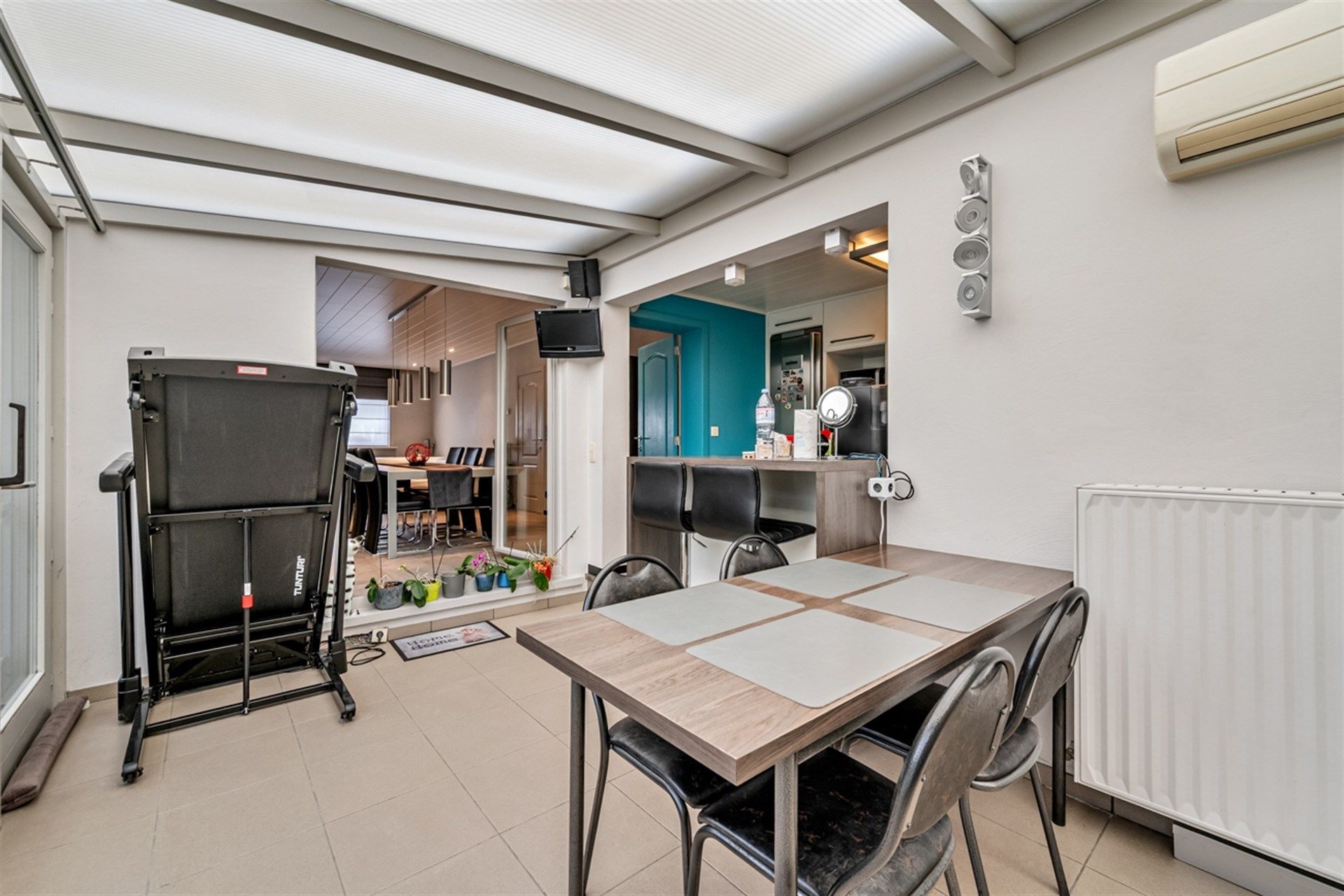 Ruime halfopen bebouwing met 4 slaapkamers, grote tuin en dubbele garage foto 9