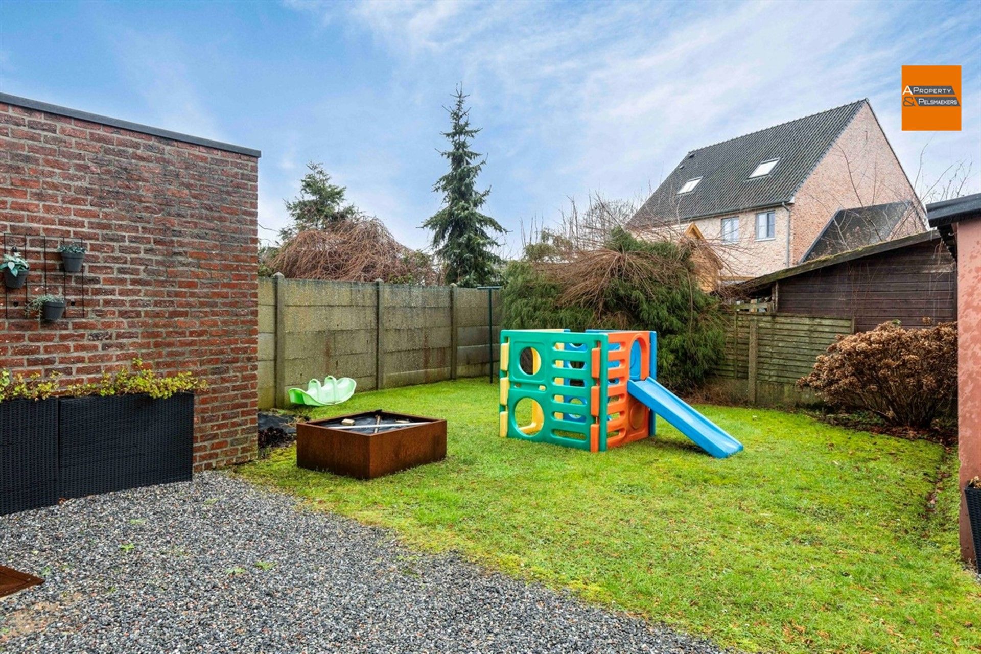 BOD AANVAARD Te renoveren woning met 3 slaapkamers, garage en tuin foto 20