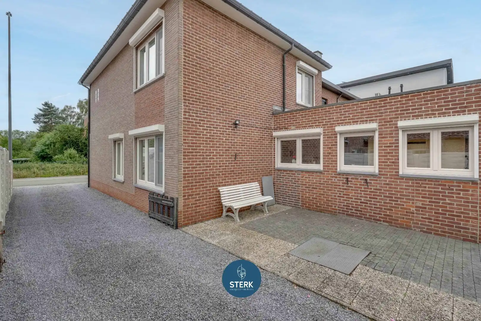 INSTAPKLARE GEZINSWONING MET LEUKE TUIN NABIJ HET CENTRUM VAN LANAKEN ! foto 18