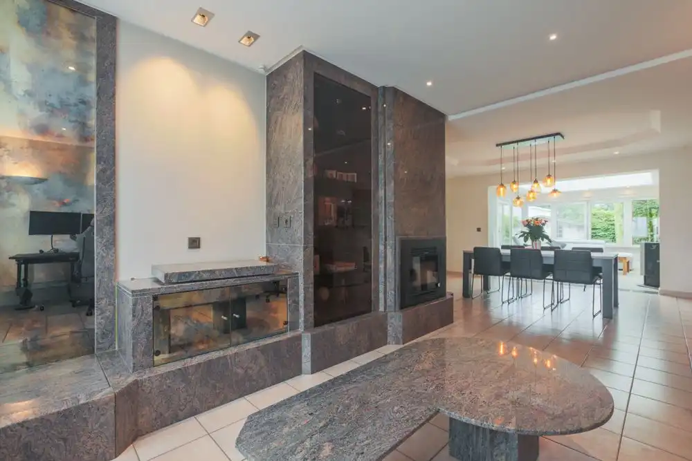 Ruime halfopen woning met garage, carport en tuin foto 8