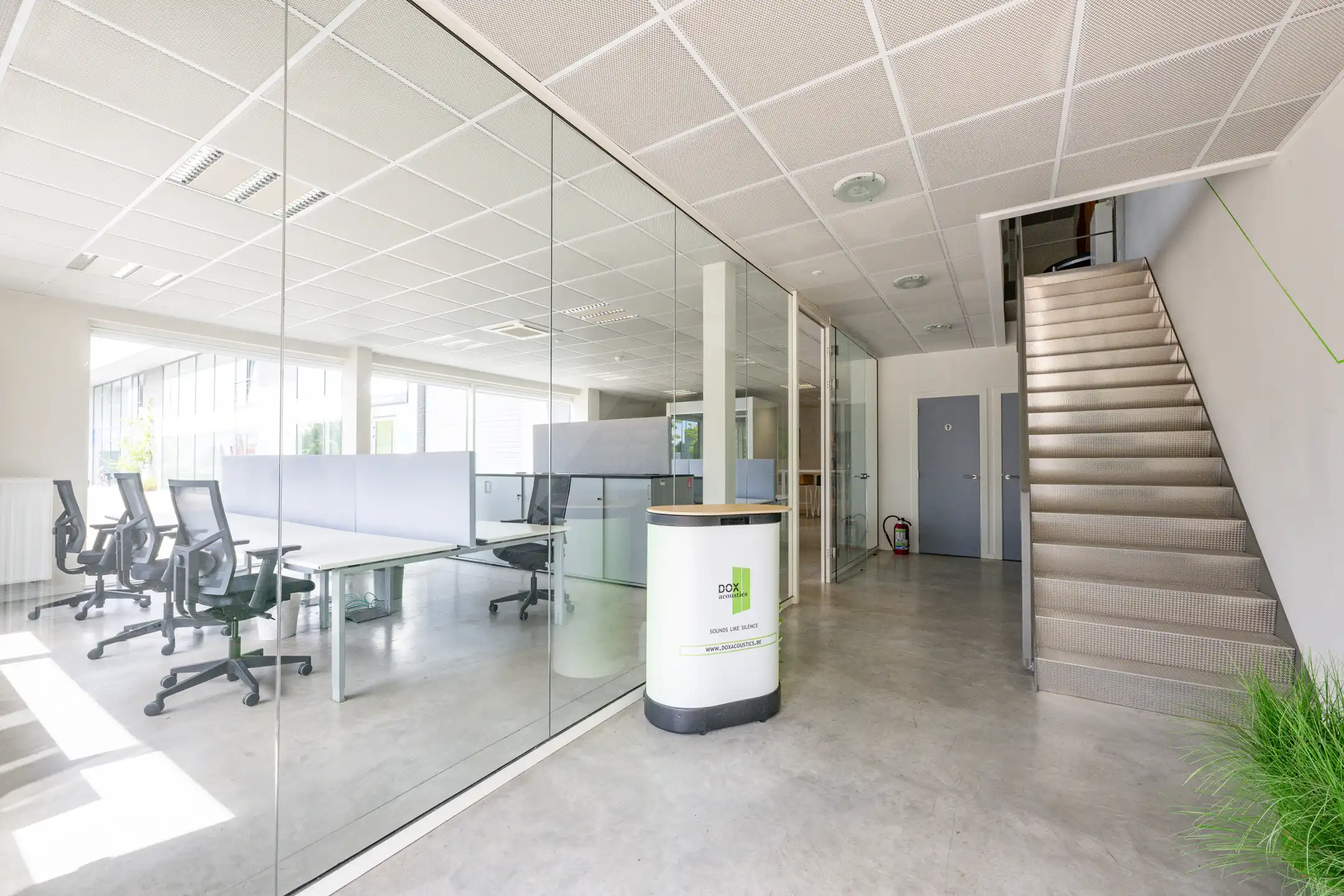 TE HUUR Magazijn + kantoor foto 4