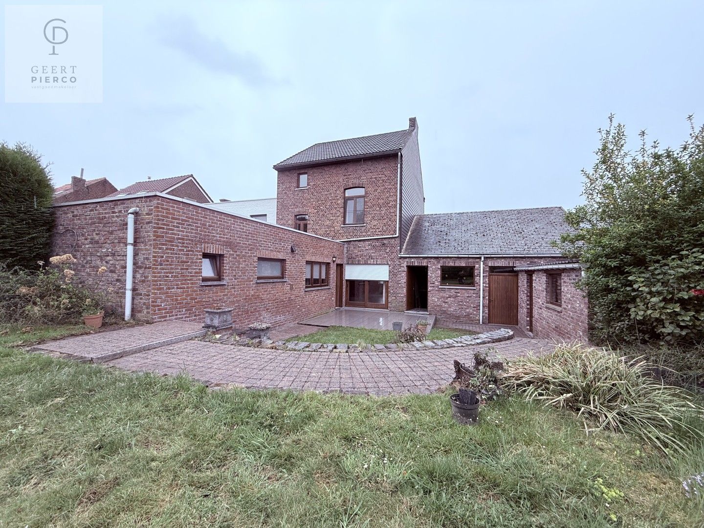 Eigentijdse woonst met ruime tuin foto 33