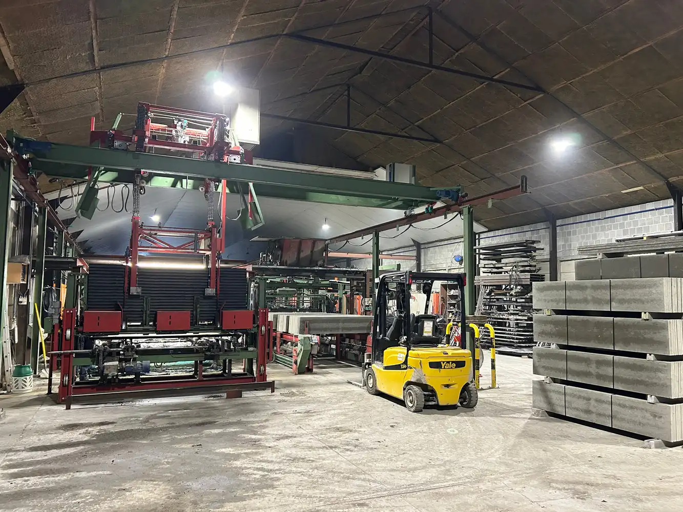 BEDRIJGSPANDEN MET KANTOREN EN MACHINES EN ROLLEND MATERIEEL foto 6