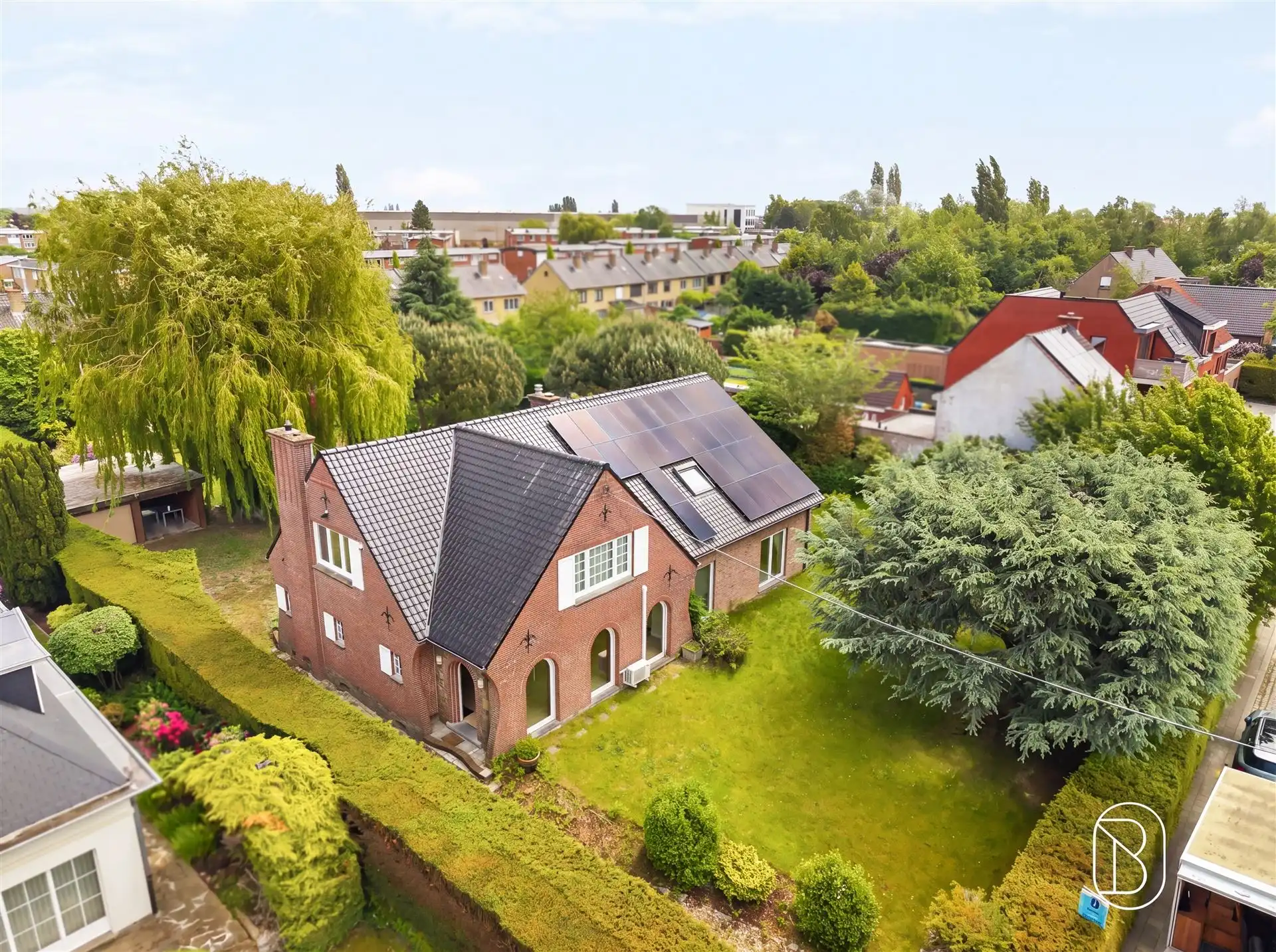 Grote degelijke villa met zonnepanelen en prachtige tuin. foto 6