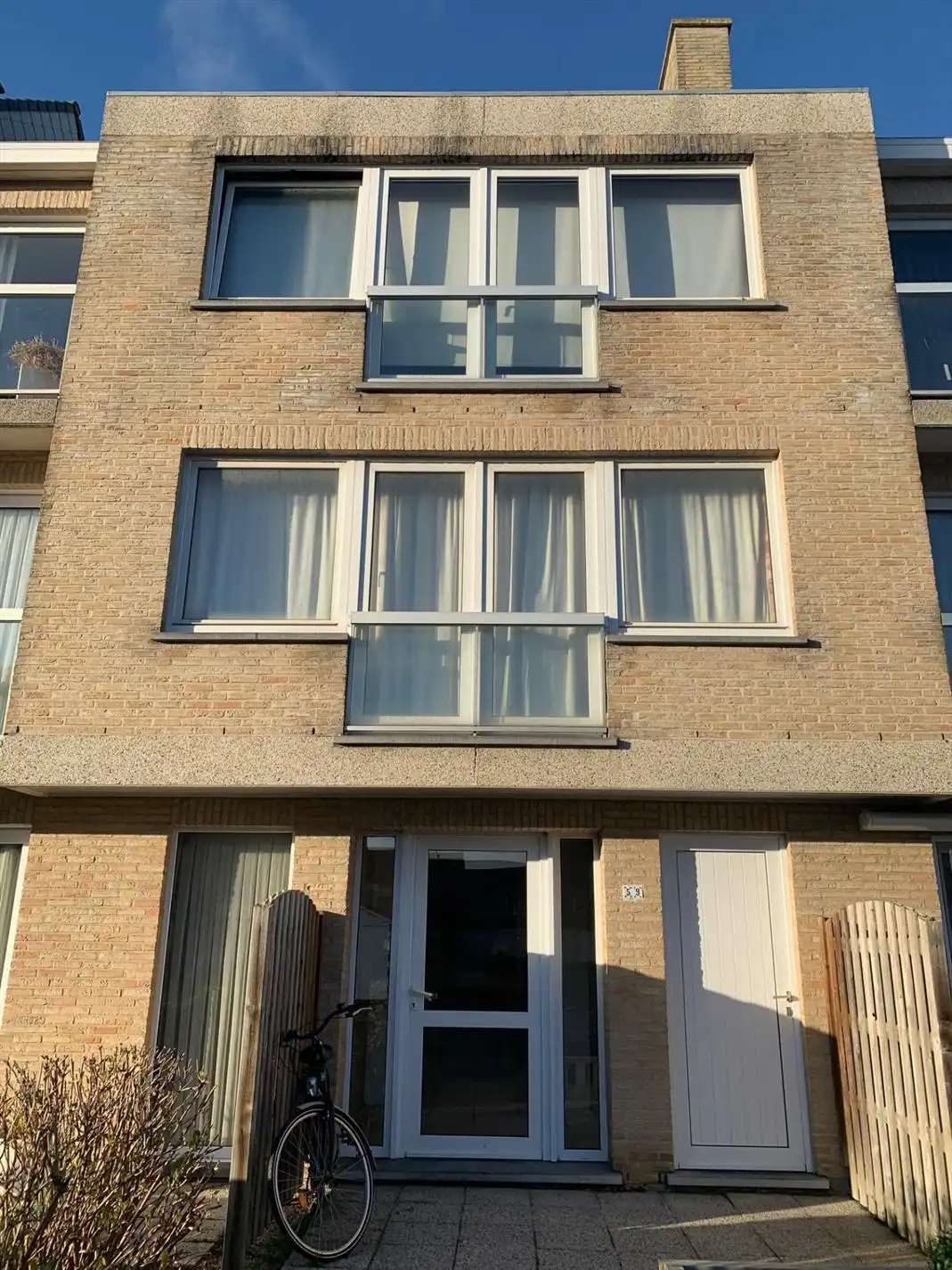 Zonnige dakstudio in een rustige wijk nabij de Nieuwpoortsesteenweg foto {{pictureIndex}}